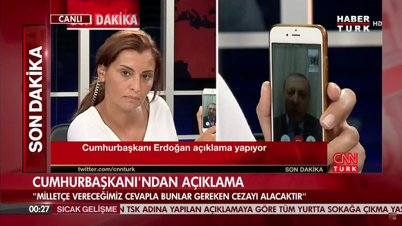 يظهر الرئيس التركي اردوغان عبر تطبيق فيس تايم على البث التلفزيوني المباشر اثناء محاولة الانقلاب